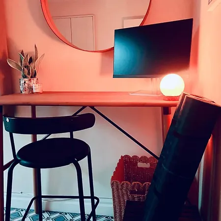 Modern Centre Balcony & King Bed * Dublin
