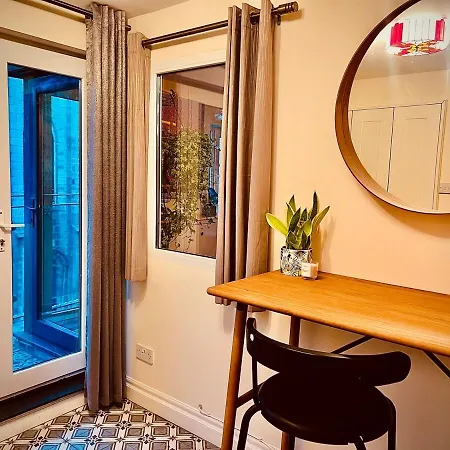 Appartement Modern Centre Balcony & King Bed *