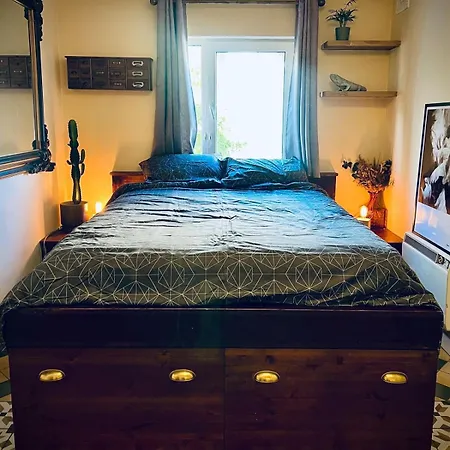 Modern Centre Balcony & King Bed *