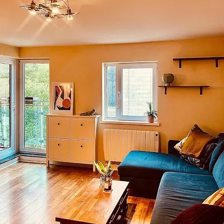 Modern Centre Balcony & King Bed Lejlighed *