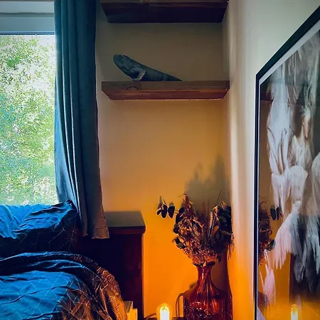 Modern Centre Balcony & King Bed *